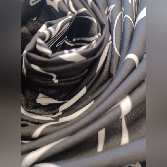 Taylor Swift NWT Lyric/Album Wall Tapestry Black/White - Picture 3 of 3